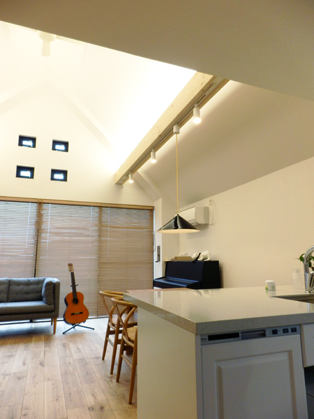 吹き抜け天井に木の梁で作ったオリジナル照明